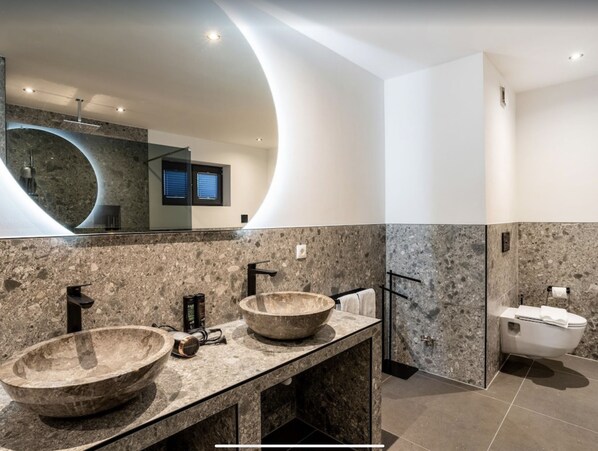 Panoramic Apartment | Bathroom | Hair dryer, towels