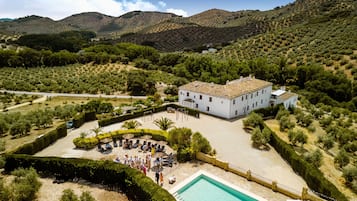 Una piscina al aire libre