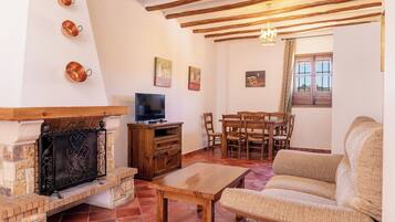 Een televisie, een open haard en een tafeltennistafel