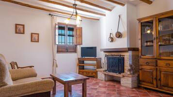 Een televisie, een open haard en een tafeltennistafel