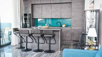 Leilighet (Two bedroom Apartment with Terrace an) | Eget kjøkken | Kjøleskap