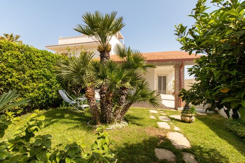 Villa "Asia Frontemare" close to the Beach with Garden & Wi-Fi