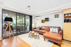Smart TV, streaming services, offices - 2 Royal Rest Quality 2BR West Perth- parking (West Perth)