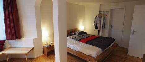 2 habitaciones, ropa de cama hipoalergénica y cortinas blackout