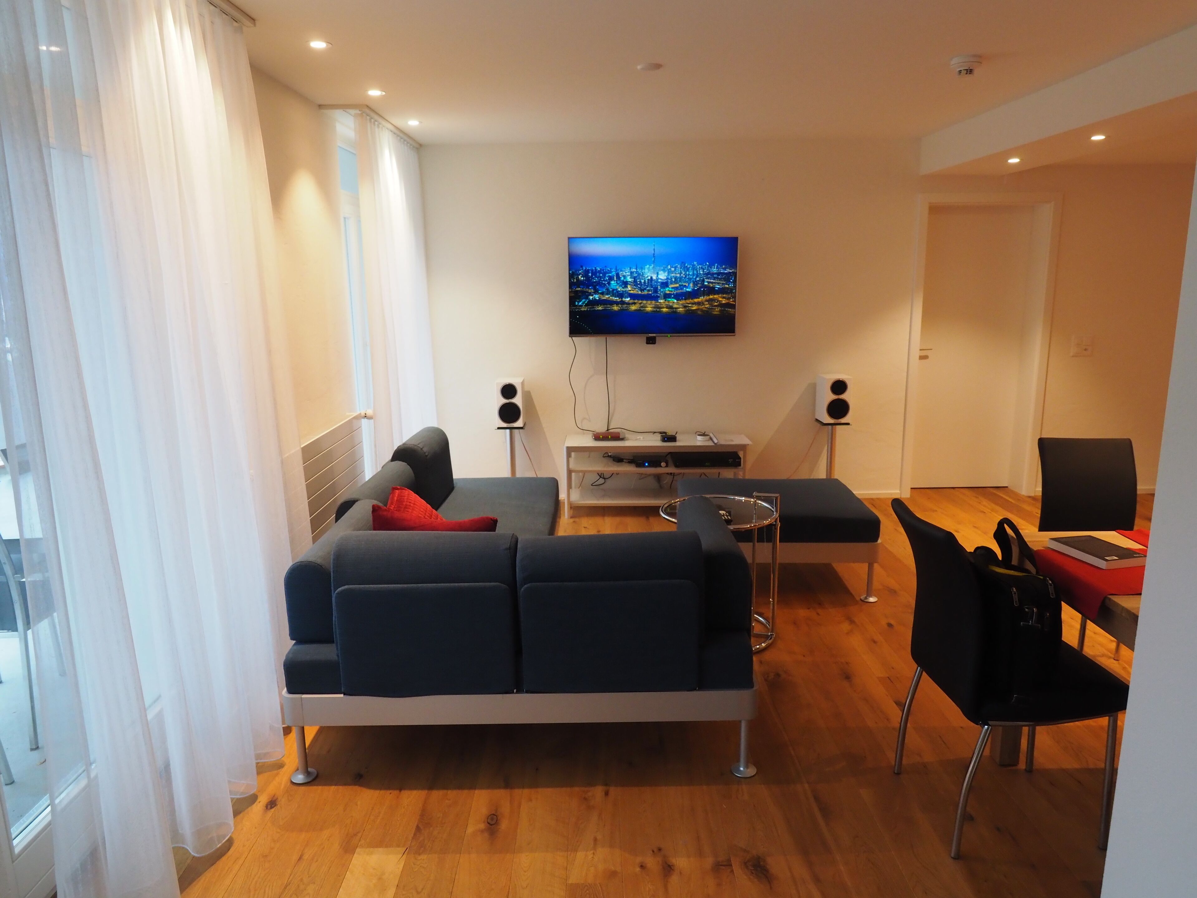 Apartment, 2 Bedrooms | Living room | Flat-screen TV