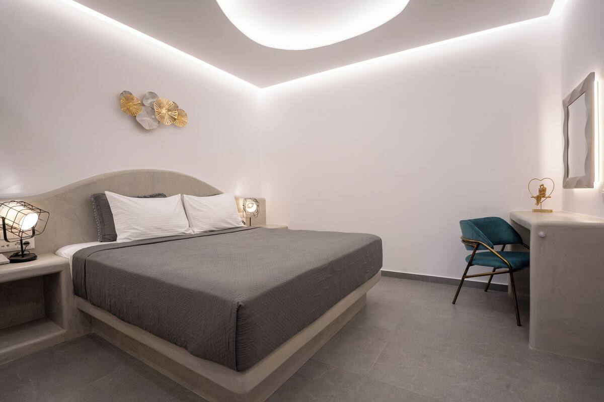 Superior Suite with Spa Bath | 高級寢具、遮光布/窗簾、隔音、免費無線上網
