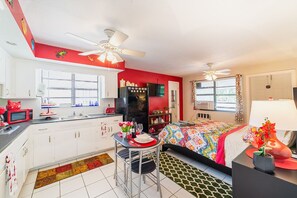 Réfrigérateur, micro-ondes, plaque de cuisson, cafetière/bouilloire