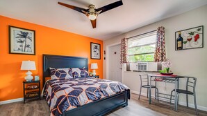 Une chambre Ă coucher avec un lit, un bureau et des chaises.