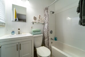 Chuveiro, secador de cabelo, toalhas de banho