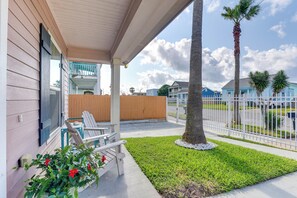 Terrace/patio - Walk to Beach: Family Home w/ Patio in Galveston (Galveston)