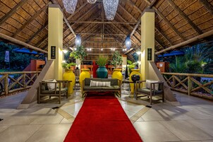 住宿正面 - 傍晚/夜晚