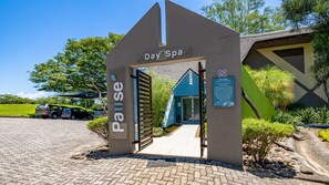 Parihoitohuone(ita), höyrysauna, vartalohoitoja, aromaterapiaa