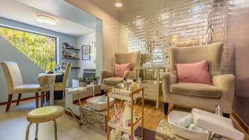 Couples treatment rooms, steam room, body treatments, aromatherapy