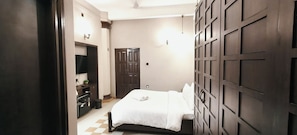 Phòng Royal, ban công | Minibar, bàn, khu vực làm việc phù hợp cho laptop