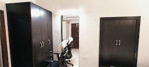 Phòng đôi, sân hiên | Minibar, bàn, khu vực làm việc phù hợp cho laptop