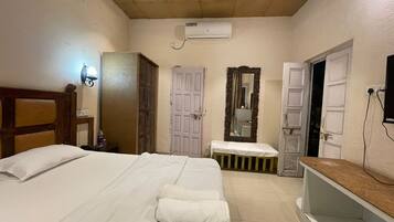 Quarto conforto, terraço, no jardim | Frigobar, escrivaninha, espaço de trabalho para notebook