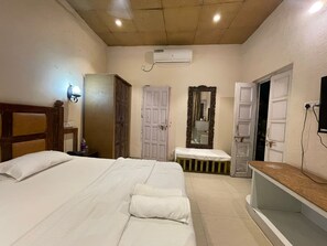 Habitación Confort, Terraza, en el área del jardín | Minibar, escritorio, espacio para trabajar con laptop y wifi