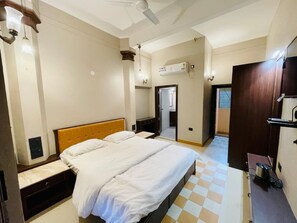Habitación Royal, balcón | Minibar, escritorio, espacio para trabajar con un portátil y wifi