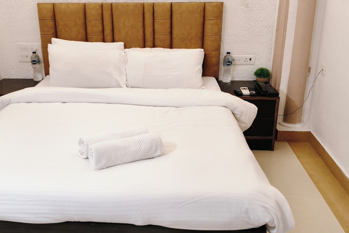 Doppelzimmer, Terrasse | Minibar, Schreibtisch, laptopgeeigneter Arbeitsplatz, WLAN