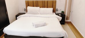 Habitación doble, patio | Minibar, escritorio, espacio para trabajar con laptop y wifi 
