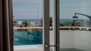 A balcony with a view of the sea and buildings. - Suite Donna Edwige by MONHOLIDAY (Monopoli)