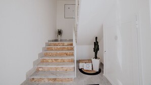 A staircase with marble steps leading to a landing. - Suite Donna Edwige by MONHOLIDAY (Monopoli)
