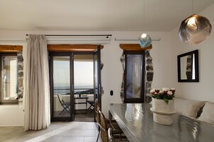 Apartamento, 2 habitaciones, bañera de hidromasaje, vistas al mar | Caja fuerte, tabla de planchar con plancha, wifi gratis y ropa de cama