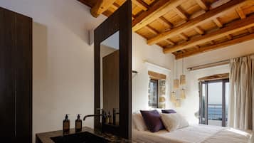 2 bedrooms, in-room safe, iron/ironing board, free WiFi
