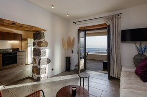 Apartamento superior, 2 habitaciones, bañera de hidromasaje, vistas al mar | Cocina privada | Máquina de café espresso, cafetera o tetera y hervidor eléctrico
