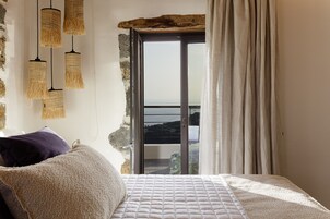 Apartamento superior, 2 habitaciones, bañera de hidromasaje, vistas al mar | Caja fuerte, tabla de planchar con plancha, wifi gratis y ropa de cama