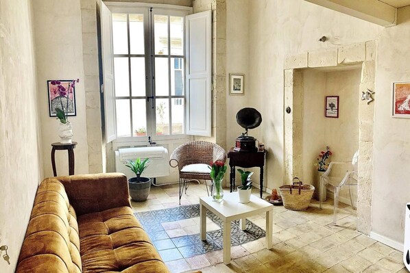 Appartement | Salle de séjour | Téléviseur de 30 po avec télévision par câble