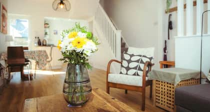 Old Town Cottage - cosy cottage hideaway with patio garden