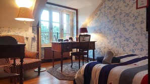 7 bedrooms, desk, iron/ironing board, travel cot