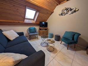 Télévision, lecteur de DVD, livres