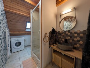 Douche, séchoir à cheveux, savon, papier de toilette