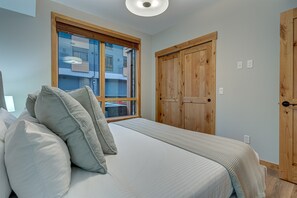 1 bedroom, iron/ironing board, travel cot, free WiFi