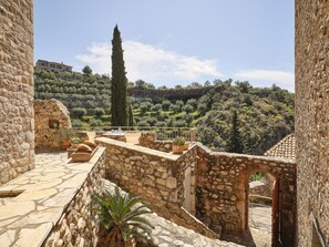 Exterior - Petreas Tower (West Mani)