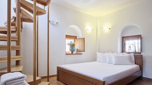 Un dormitorio con cama de madera, escalera de madera empotrada y ventana con vistas.