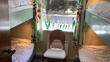 2 makuuhuonetta, työpöytä, ilmainen Wi-Fi, vuodevaatteet