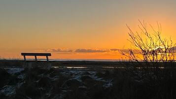 Ranta lähistöllä, aurinkotuoleja