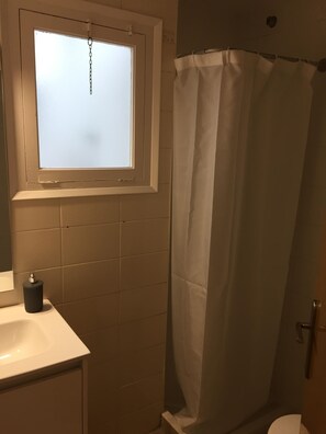 Shower, hair dryer, towels, toilet paper - CENTRAL AND RENOVATED APARTMENT, 100m FROM THE BEACH (Torroella de Montgrí)