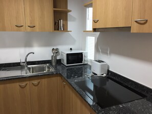 Een koelkast, een microgolfoven, een kookplaat