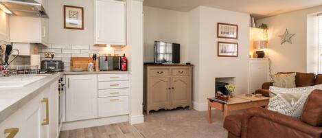 Cottage | Private kitchen | Dishwasher, cookware/dishes/utensils