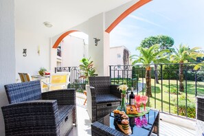 Outdoor dining - L'ANGE GARDIEN AP4269 by Riviera Holiday Homes (Villefranche-sur-Mer)