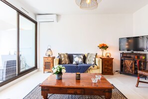 TV - L'ANGE GARDIEN AP4269 by Riviera Holiday Homes (Villefranche-sur-Mer)
