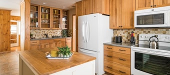 Cozy Oak Creek Cabin - Pet friendly w/ huge lot