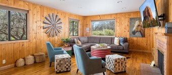 Cozy Oak Creek Cabin - Pet friendly w/ huge lot