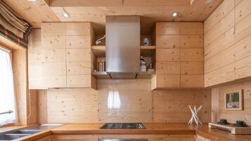 KĂŒhlschrank, GeschirrspĂŒler, Wasserkocher, Toaster