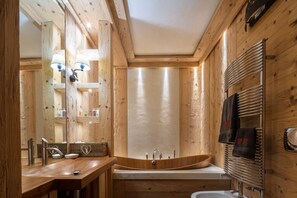 Bathtub, hair dryer, towels, toilet paper - Cortina Deluxe Chalet R&R (Cortina d´Ampezzo)