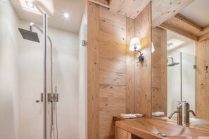 Badewanne, Haartrockner, Handtücher